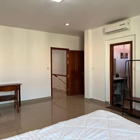 D32 Homestay Near Airport Behind Brown Coffee Airport Phnom Penh Exterior photo